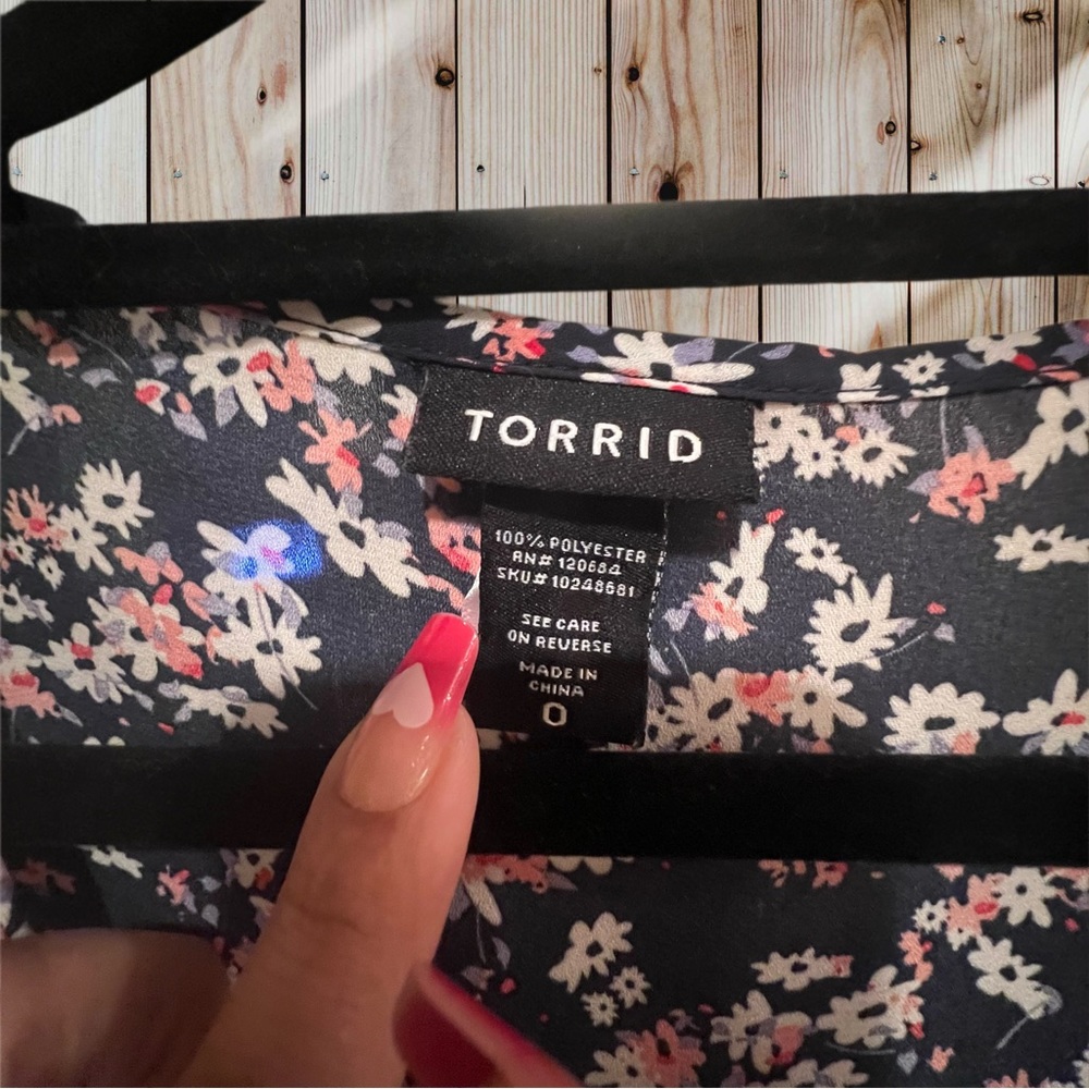 Torrid Floral Harper Blouse. Size 0 - Picture 5 of 7
